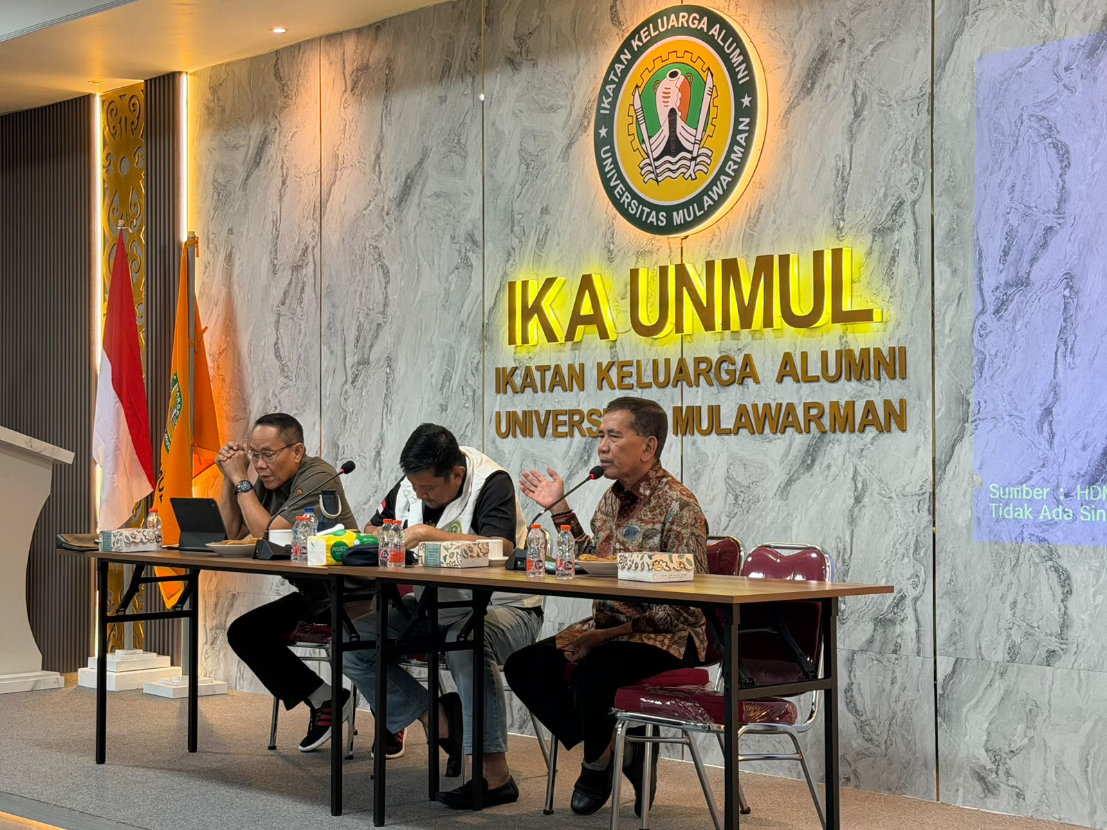 Ketua Umum KTNA Nasional M. Yadi Sofyan Noor memberikan pandangannya terkait peran alumni dan jaringan petani dalam mendukung hilirisasi pertanian Kaltim pada diskusi terbuka di Sekretariat IKA Unmul, Samarinda, Selasa (29/9/2026) malam.